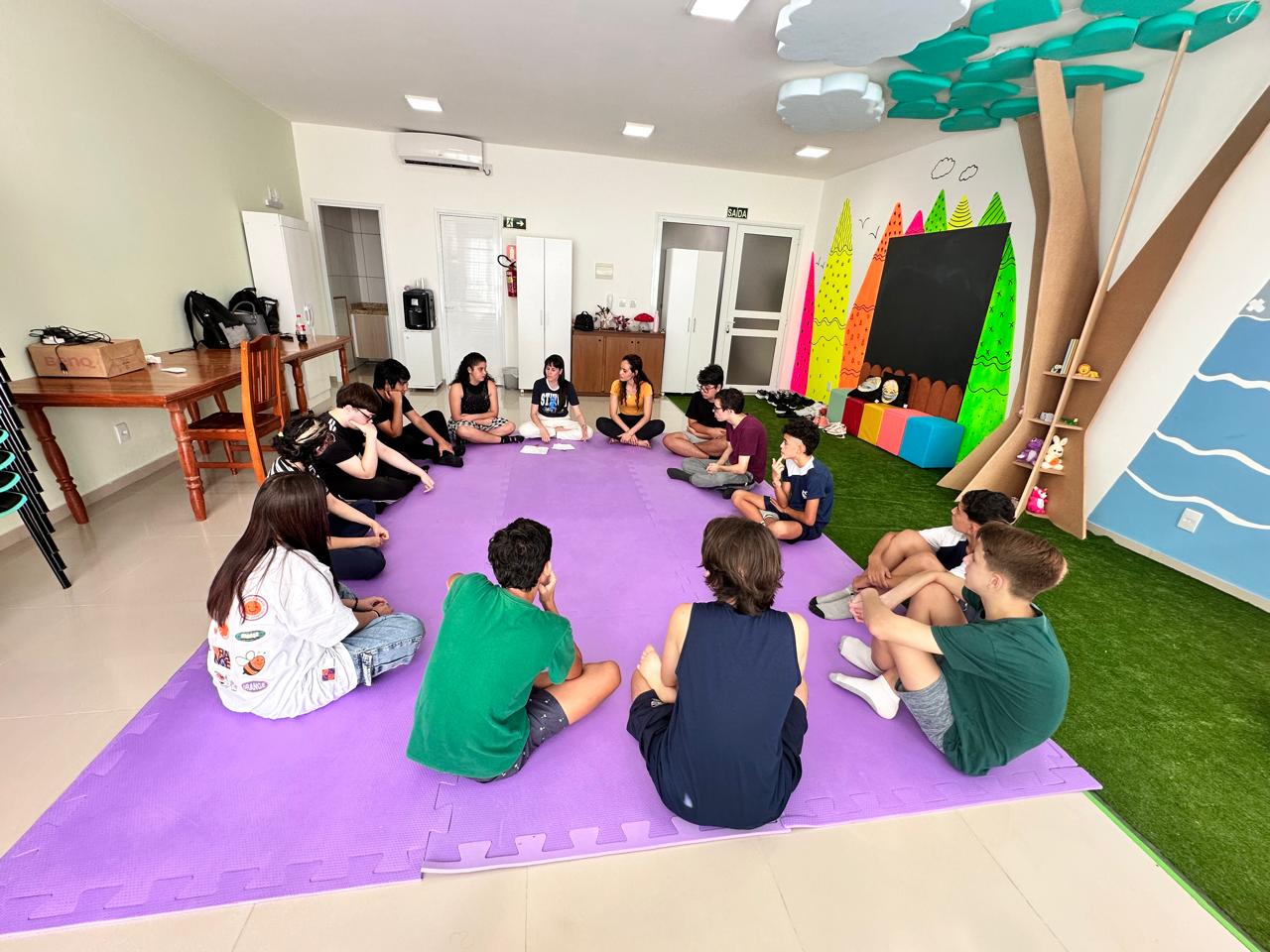 Roda de conversa em grupo no espaço do Socializando