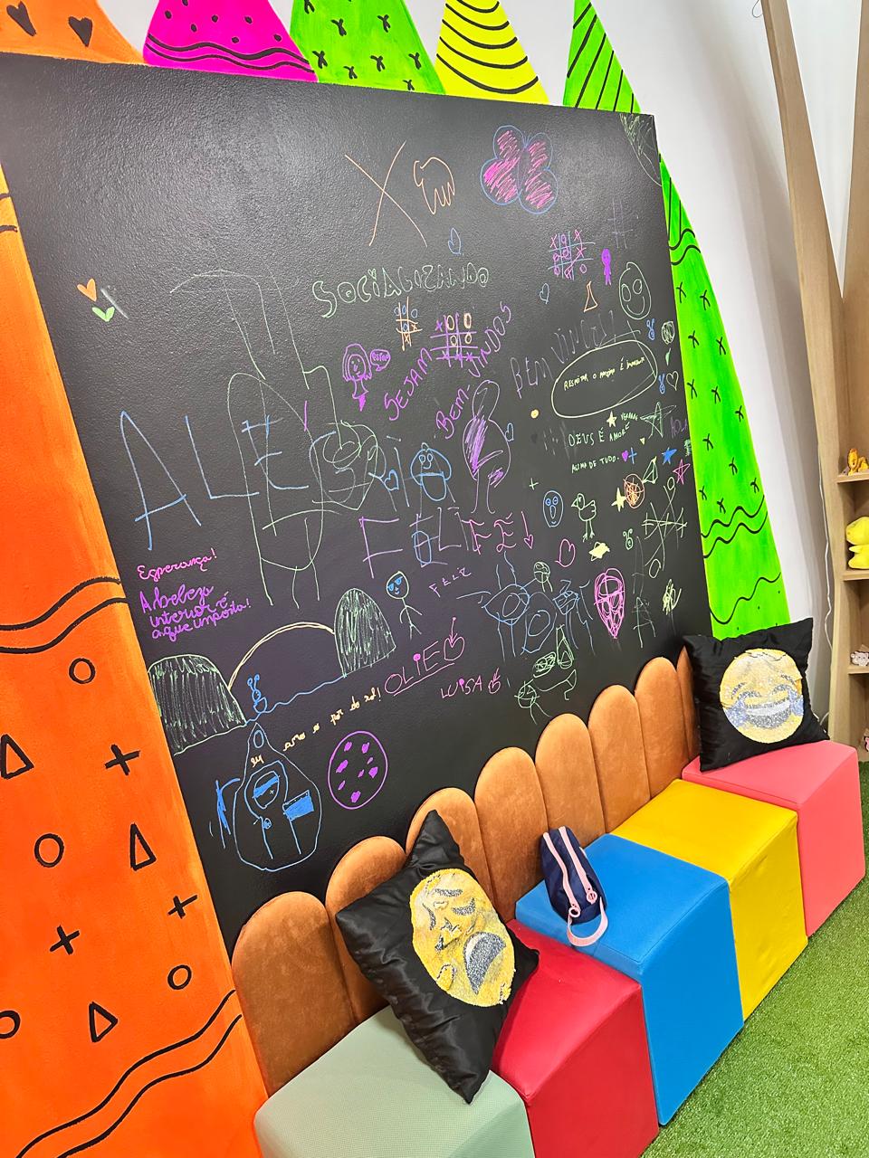 Lousa criativa com desenhos feitos pelos participantes