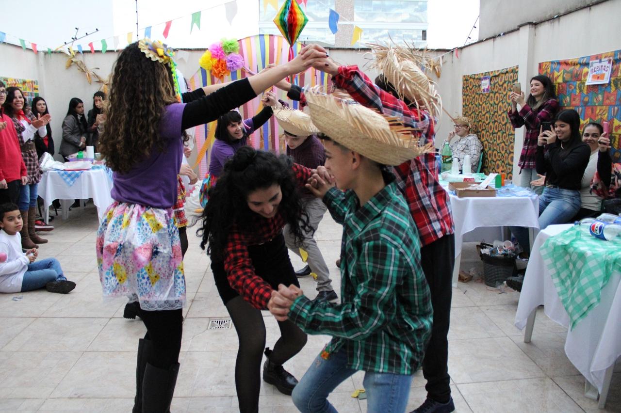 Momento de celebração e dança em atividade temática